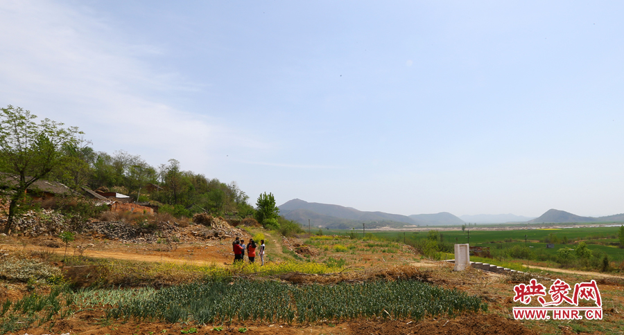 畫面左側(cè)的石井村是個只有十幾口人的小村，庫區(qū)移民搬遷時從遠(yuǎn)處低洼處遷到此