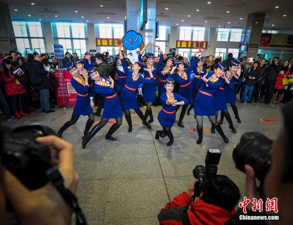 圖為D2702次列車13名乘務員在候車大廳內(nèi)玩起“快閃”。