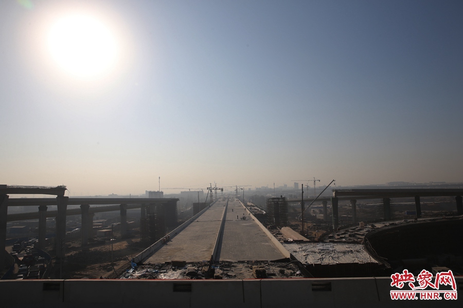 隴海高架從西四環(huán)上方通過。