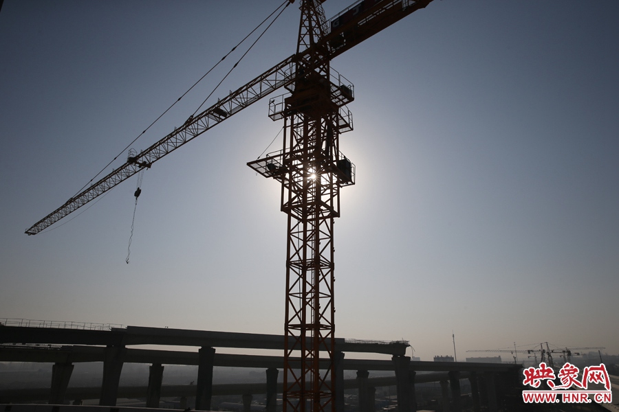 隴海高架與西四環(huán)立交仍在緊張施工中。