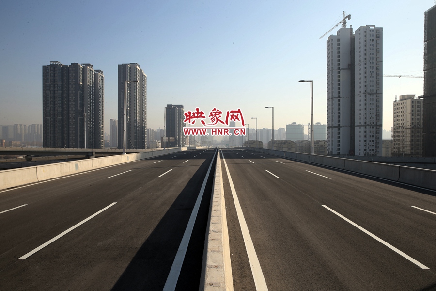 隴海高架過西三環(huán)進入市區(qū)。