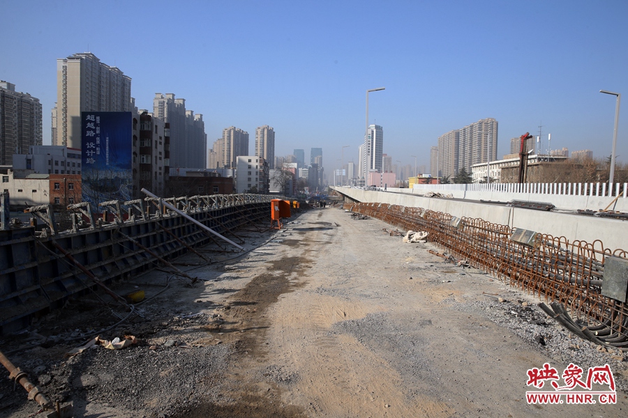 由西向東方向，嵩山南路出口以東，仍在緊張施工中。