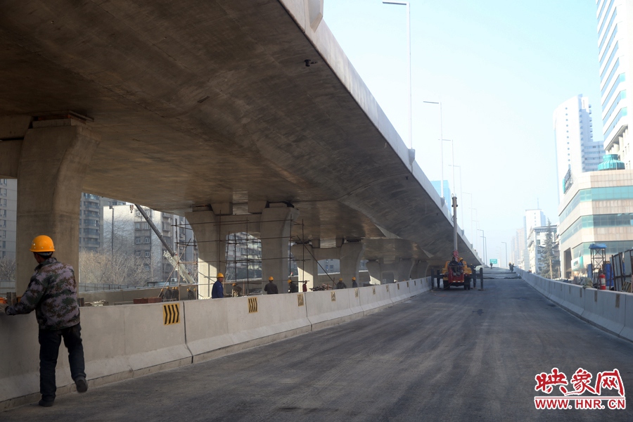 由西向東方向，嵩山南路出口以東，仍在緊張施工中。