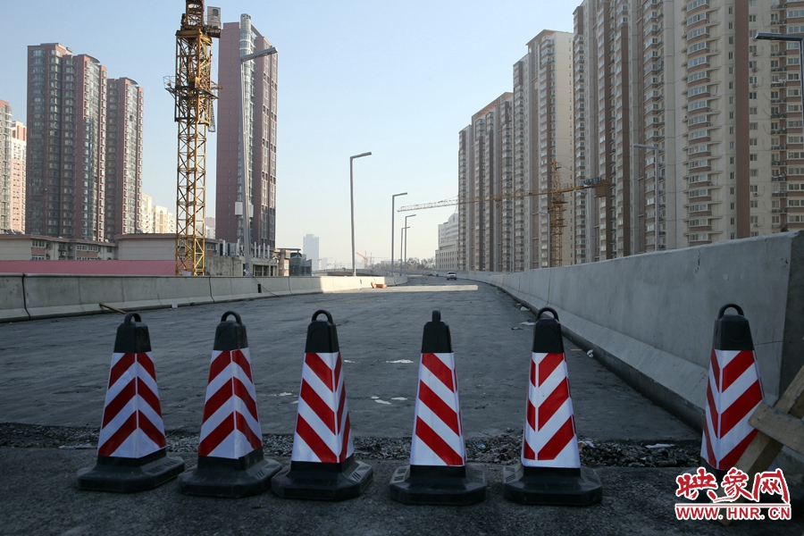 由西向東方向，嵩山南路出口以東，仍在緊張施工中。