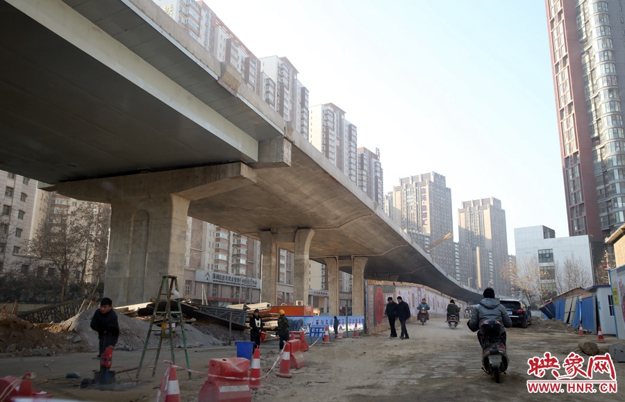 由西向東方向，嵩山南路出口以東，仍在緊張施工中。