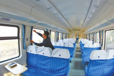 硬座車廂 藍(lán)色座套，清清爽爽。