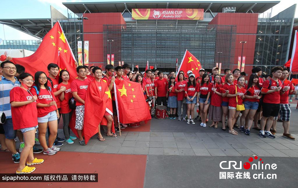 北京時(shí)間1月10日，中國(guó)隊(duì)迎來(lái)亞洲杯首場(chǎng)比賽，賽前中國(guó)球迷揮舞國(guó)旗進(jìn)場(chǎng)，為國(guó)足助威。