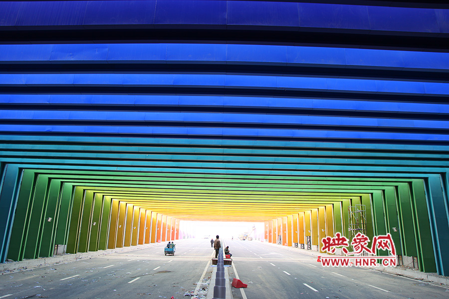 出隧道時(shí)由顏色過渡為紫色。