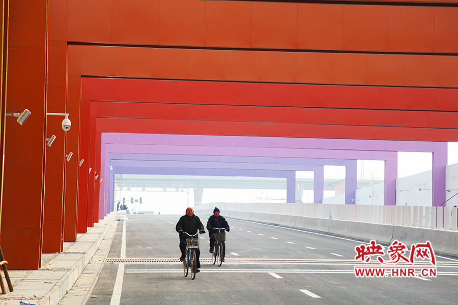 兩位老人騎自行車通過。