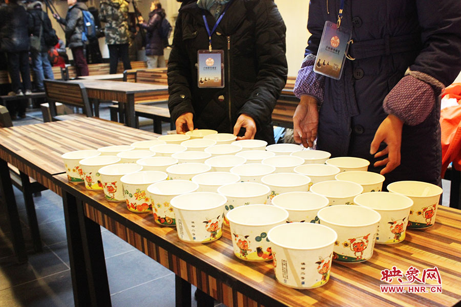 施粥人員準備了一次性飯盒，方便市民攜帶。