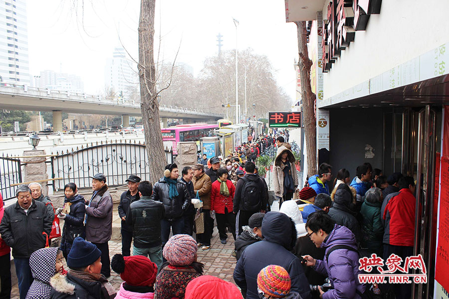 施粥現(xiàn)場排起近百米長隊。