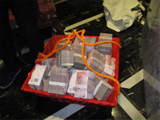 不少農(nóng)民工的工資是用籮筐挑走的。