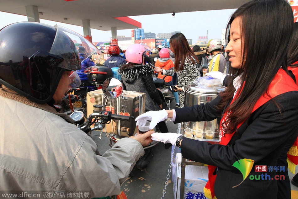 2015年2月10日，廣東佛山，順德龍山加油站為返鄉(xiāng)摩托車(chē)免費(fèi)加油。