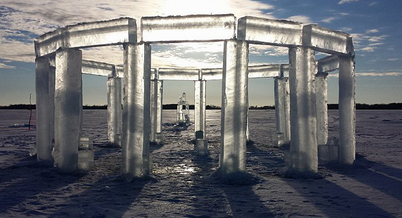 5名美國人制造冰柱版巨石陣。（網(wǎng)頁截圖）