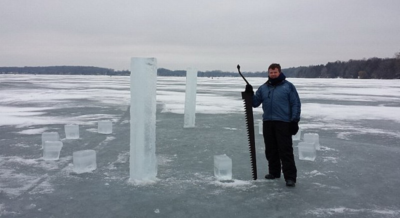 　這5名美國人使用鏈鋸和冰刀切割冰塊，用了2周時(shí)間才建成巨大的冰柱巨石陣。（網(wǎng)頁截圖）