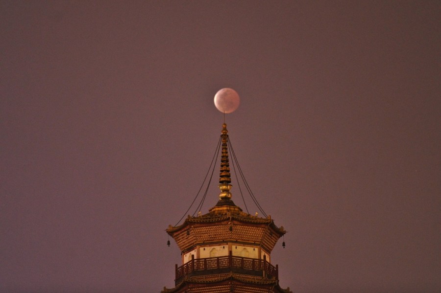 4月4日，廣東省廣州市，月全食與赤崗塔。（二次曝光）石榴/CFP