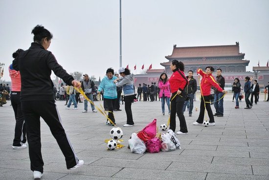 大媽天安門前跳廣場(chǎng)舞 3分鐘后被工作人員叫停 大媽天安門前跳廣場(chǎng)舞 3分鐘后被工作人員叫停