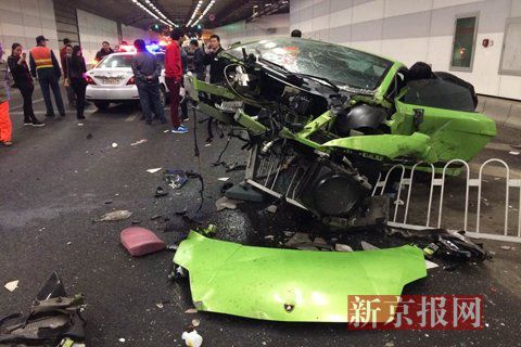 一輛蘭博基尼與一輛法拉利發(fā)生事故，現(xiàn)場狀況慘烈
