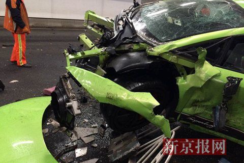 一輛蘭博基尼與一輛法拉利發(fā)生事故，現(xiàn)場狀況慘烈