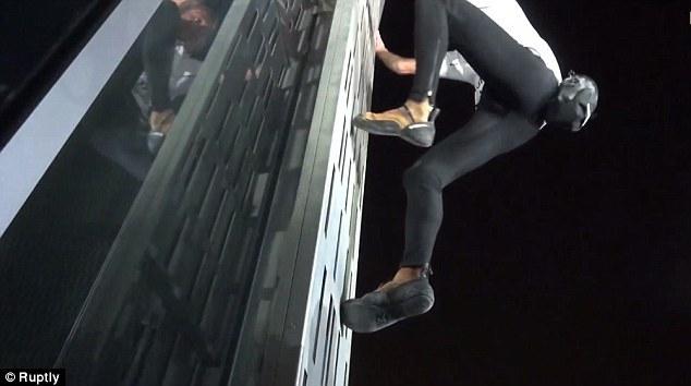 法國(guó)“蜘蛛人”夜攀世界最高扭曲大廈場(chǎng)面驚險(xiǎn) 法國(guó)“蜘蛛人”夜攀世界最高扭曲大廈場(chǎng)面驚險(xiǎn)