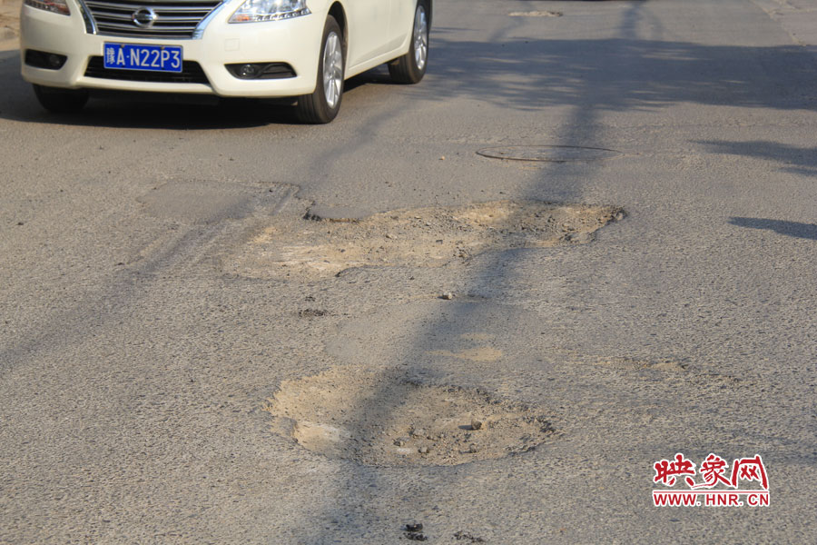 天明路上汽車繞坑而行 天明路上汽車繞坑而行