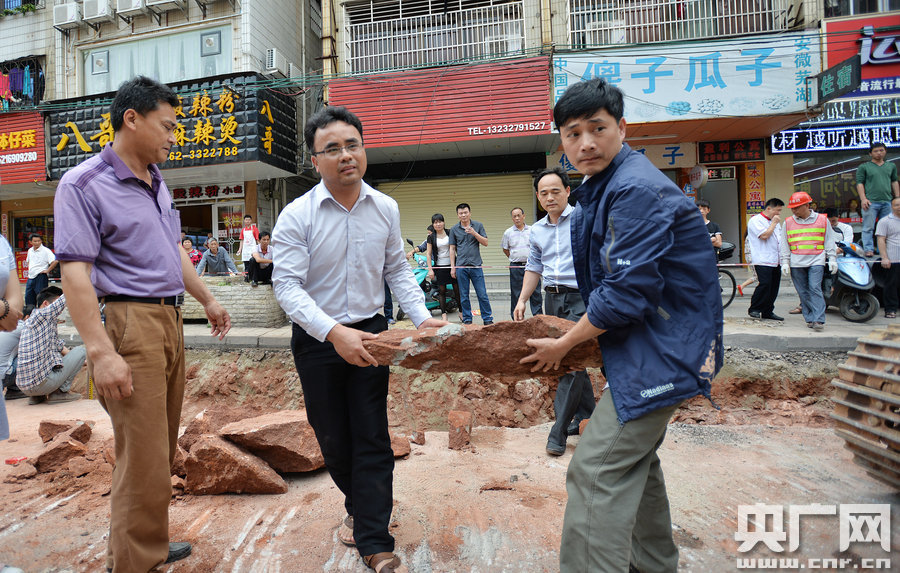 一旦發(fā)現(xiàn)恐龍蛋化石，及時上報，通知公安和文物部門進(jìn)行保護(hù)。