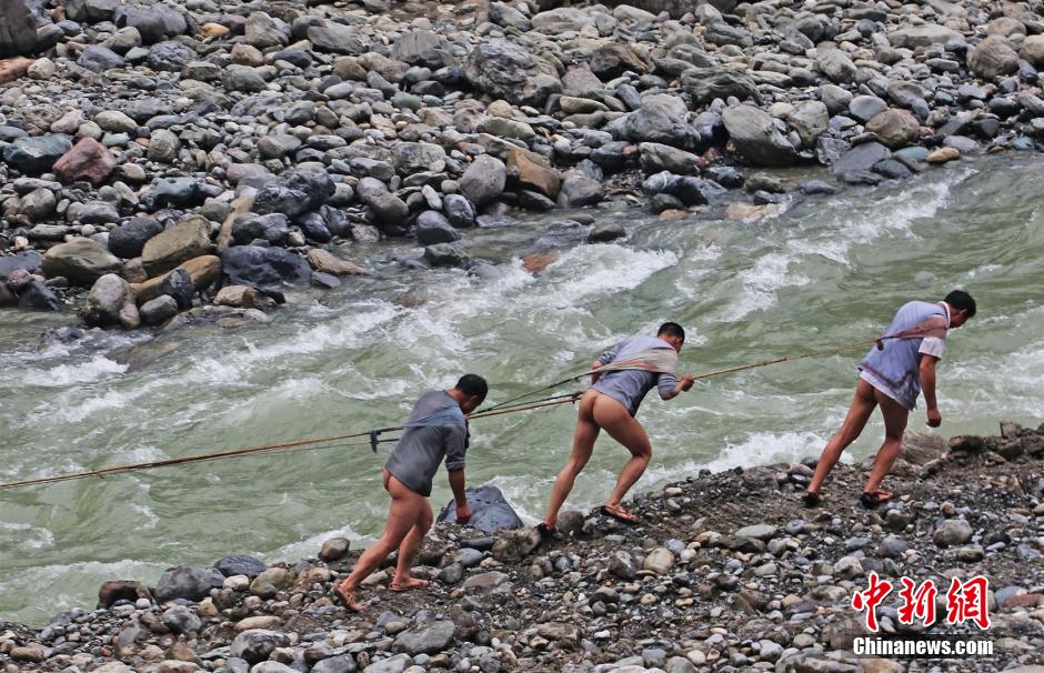 圖為原始古樸的纖夫拉纖。