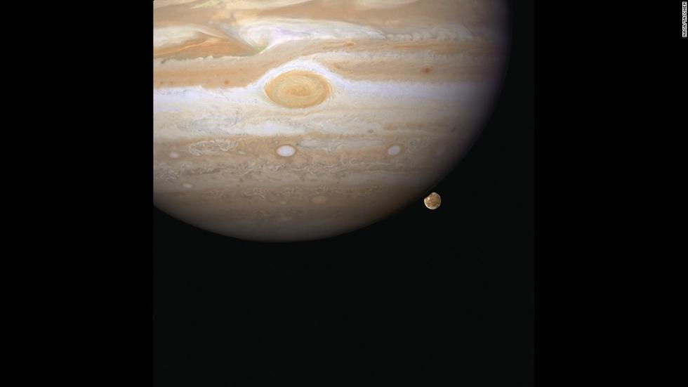 位于地球大氣層外的哈勃望遠(yuǎn)鏡能給人類來更清楚的太空?qǐng)D像。