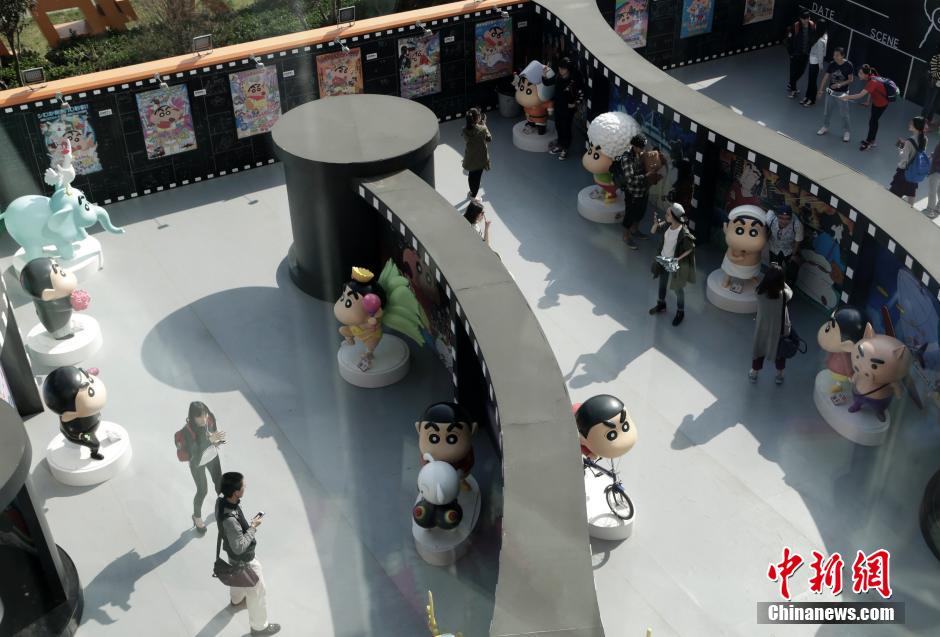 4月22日，游客與蠟筆小新合影?！跋灩P小新25周年紀(jì)念特展”日前在北京開展，吸引了不少市民游客。