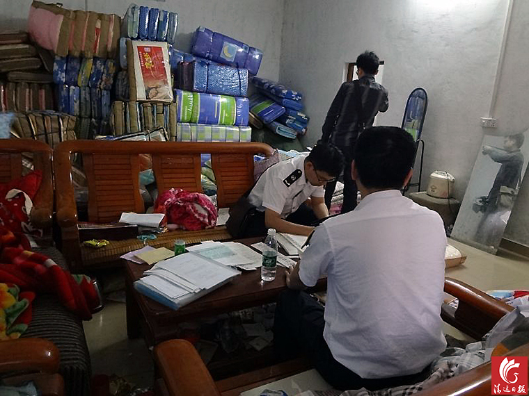 執(zhí)法人員對“黑心棉”窩點進行登記取證。