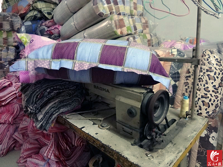作坊一角。執(zhí)法人員稱，該作坊利用廢舊棉花和劣質絮用纖維進行違法加工。