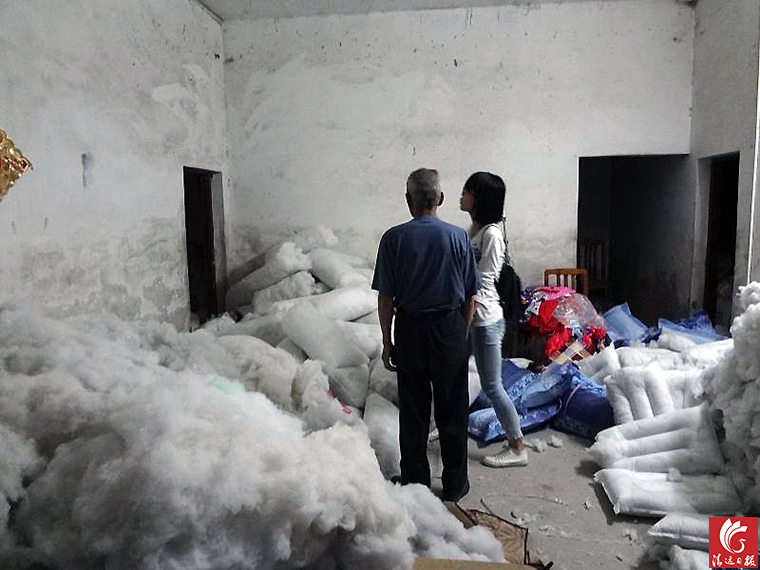 “黑心棉”堆滿了房間的每個角落。