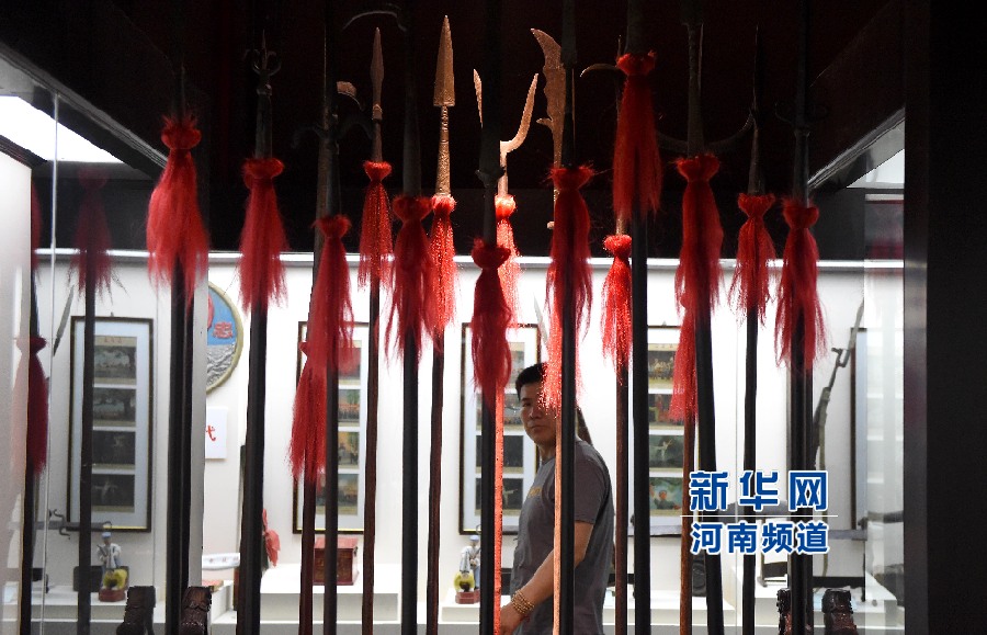 4月26日，參觀者在兵器展覽館內參觀。