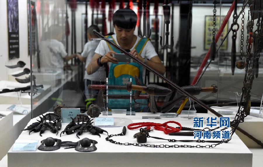 4月26日，參觀者在兵器展覽館內拍攝展品。