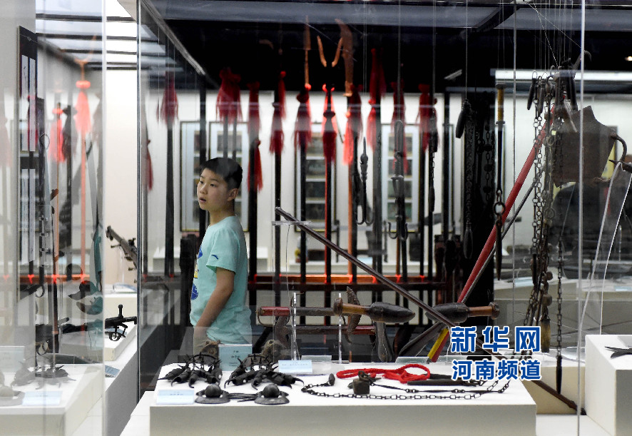 4月26日，參觀者在兵器展覽館內參觀。