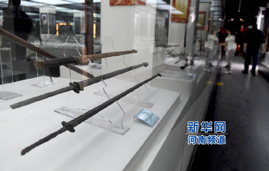 4月26日，參觀者在兵器展覽館內參觀。