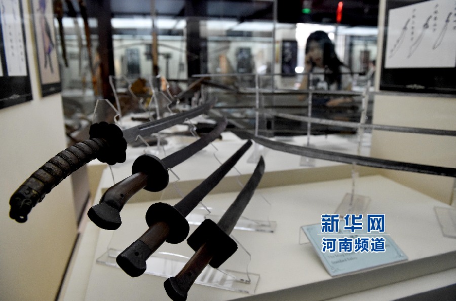 4月26日，參觀者在兵器展覽館內參觀。