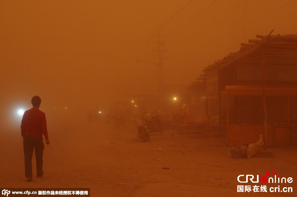 巴扎上的車輛紛紛打開車燈。