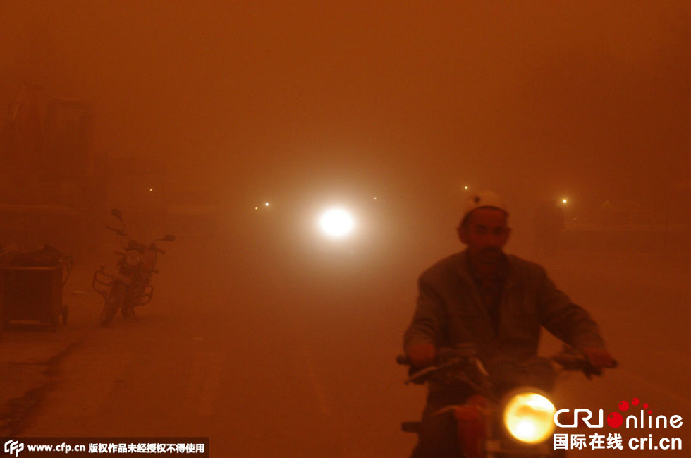 巴扎上的行人紛紛回家。　圖片來(lái)源：CFP