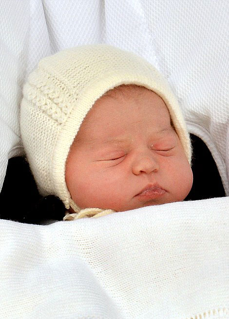 英國(guó)凱特王妃生產(chǎn)10小時(shí)后出院 小公主正臉曝光