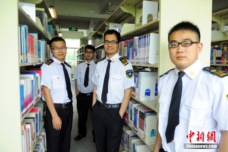 武漢高?！皠?lì)志保安團(tuán)” 集體考上研究生