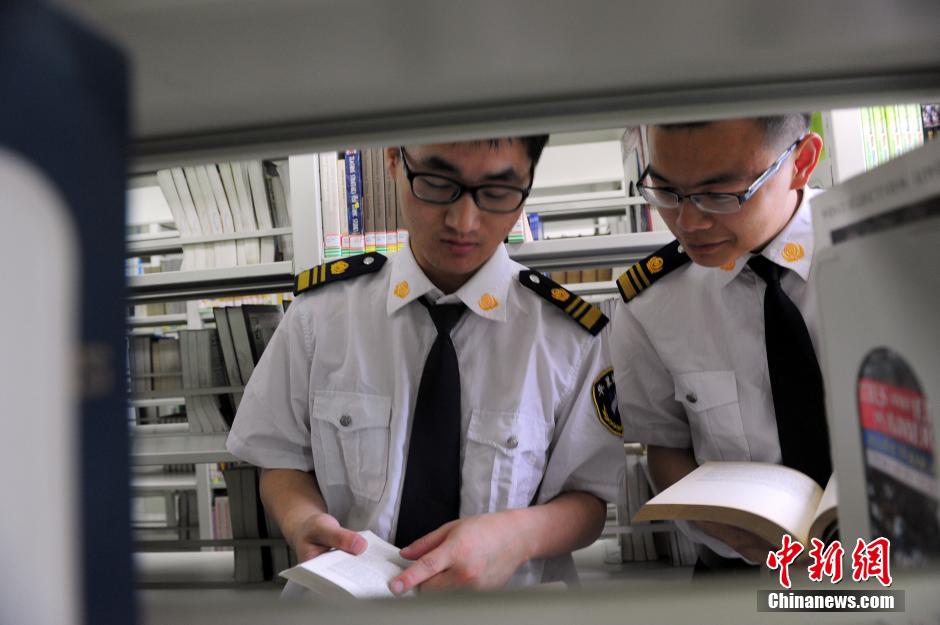 5月8日，武漢輕工大學(xué)圖書館保安吳濤與江力在圖書館交流學(xué)習(xí)。