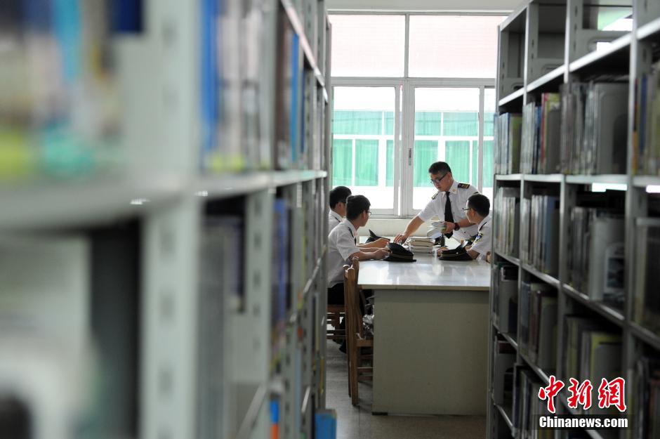 5月8日，武漢輕工大學(xué)保安吳濤、江力、黃凱、萬文杰在圖書館學(xué)習(xí)中。中新社發(fā) 張暢 攝