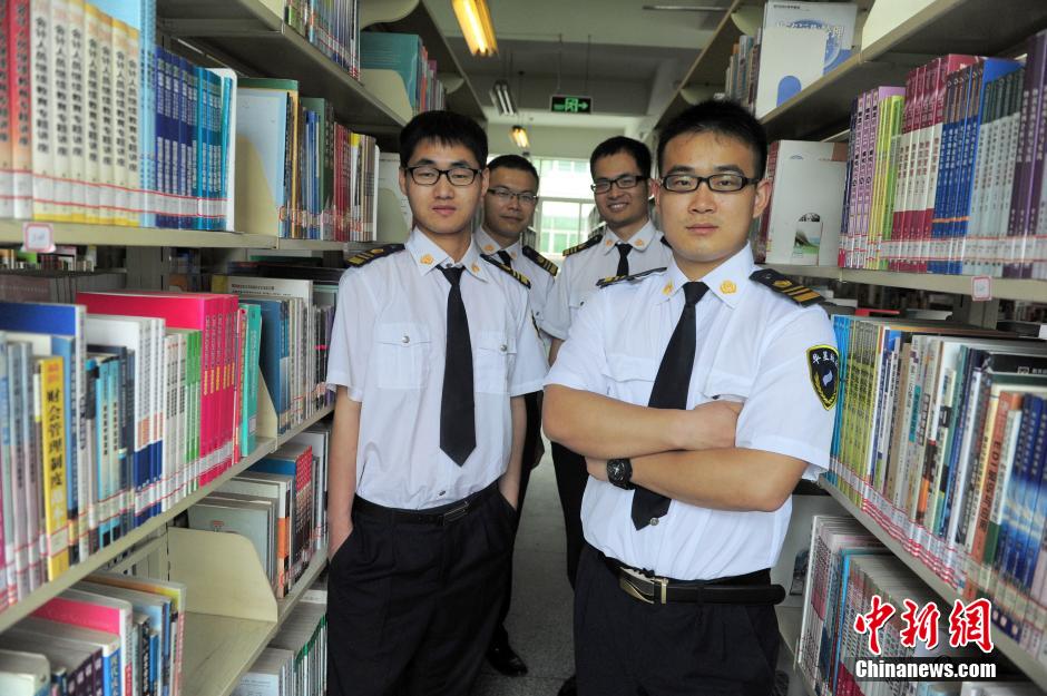 　5月8日，武漢輕工大學(xué)圖書館保安吳濤、江力、黃凱、萬文杰。中新社發(fā) 張暢 攝