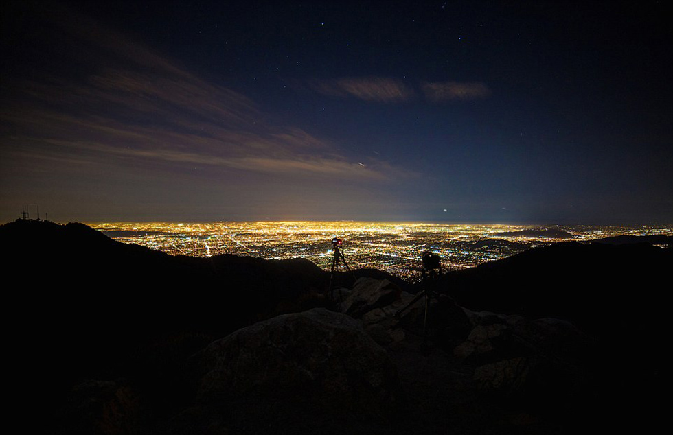 制作一部20秒鐘的短片需要拍攝近450張類似照片。（網(wǎng)頁截圖）