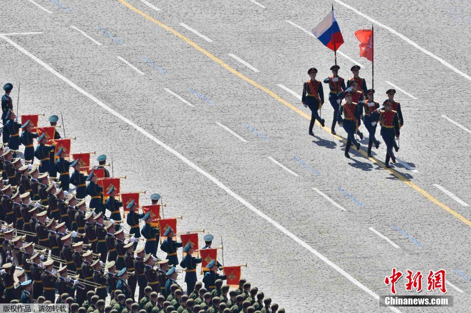 圖為俄羅斯國(guó)旗從受閱部隊(duì)前經(jīng)過。