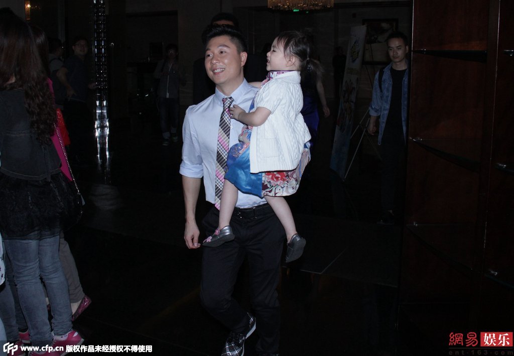 近日李小鵬抱女兒快步離開活動(dòng)現(xiàn)場(chǎng)。