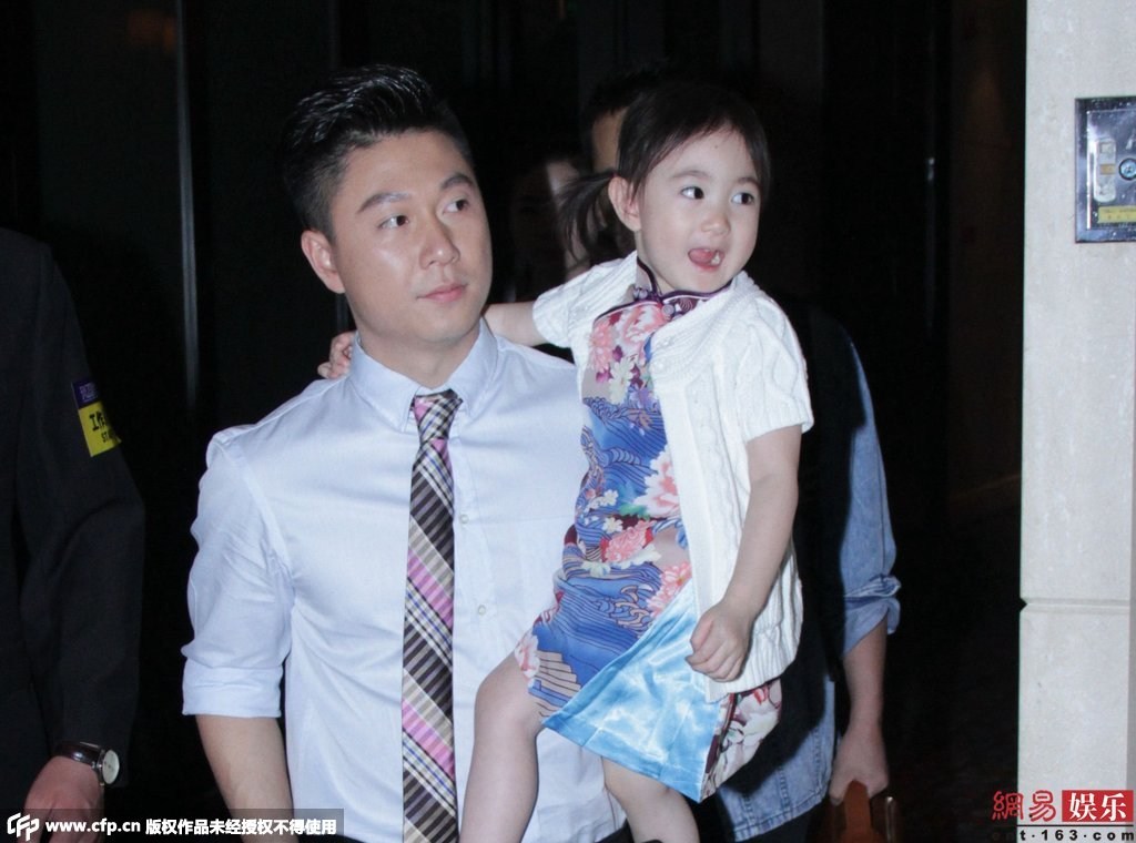 女兒奧莉身穿花旗袍配白色外套，還不停做表情賣萌搶鏡。