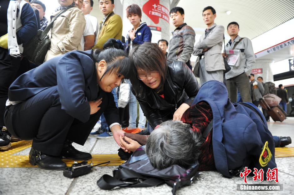 74歲老太地鐵站臺摔倒稱“有老保，不訛人”