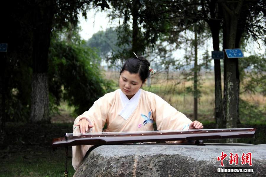 圖為在校園里撫琴的胡雅潔。